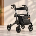 Zwarte rollator met tas in een lichte ruimte met planten en houten lamellen